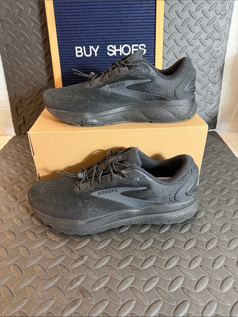 Brooks Ghost 16 Black Running Shoes Mens Size 12 (2E) athletic shoes (bin#2)